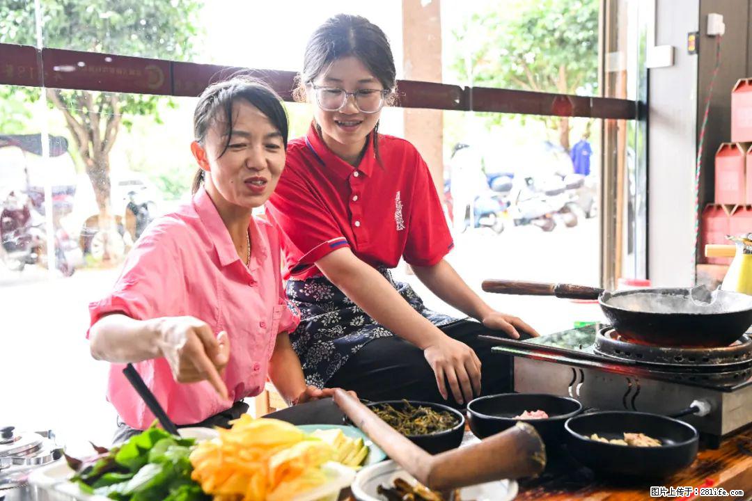 全网追的“扁担女孩”,找了一份暑假工,时薪12元 - 齐齐哈尔生活资讯 - 齐齐哈尔28生活网 qqhr.28life.com