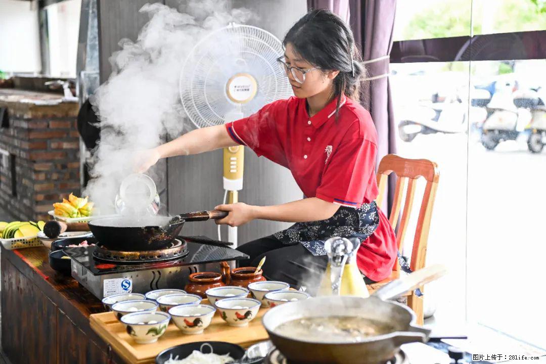 全网追的“扁担女孩”,找了一份暑假工,时薪12元 - 齐齐哈尔生活资讯 - 齐齐哈尔28生活网 qqhr.28life.com